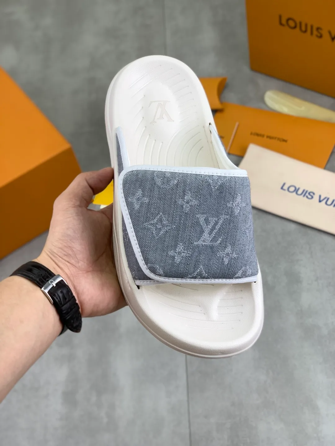 Men's shoes 💰P320💰【New style】🆘 Original quality 【LOUIS VUITTON】The popular Louis Vuitton LV men's slippers on the official website are on sale simultaneously! Original fabric imported from Italy. Original bottom provided by the original factory. Number of yards: 38-44 (customized to 45). Multiple colors to choose from. Fully packaged drawer box.